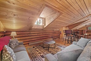 Living area - The Moose Bunkhouse (West Yellowstone)