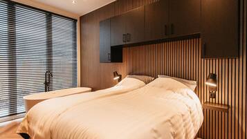 2 عدّة غرف نوم وطراز فريد لكل وحدة وملاءات أسرّة