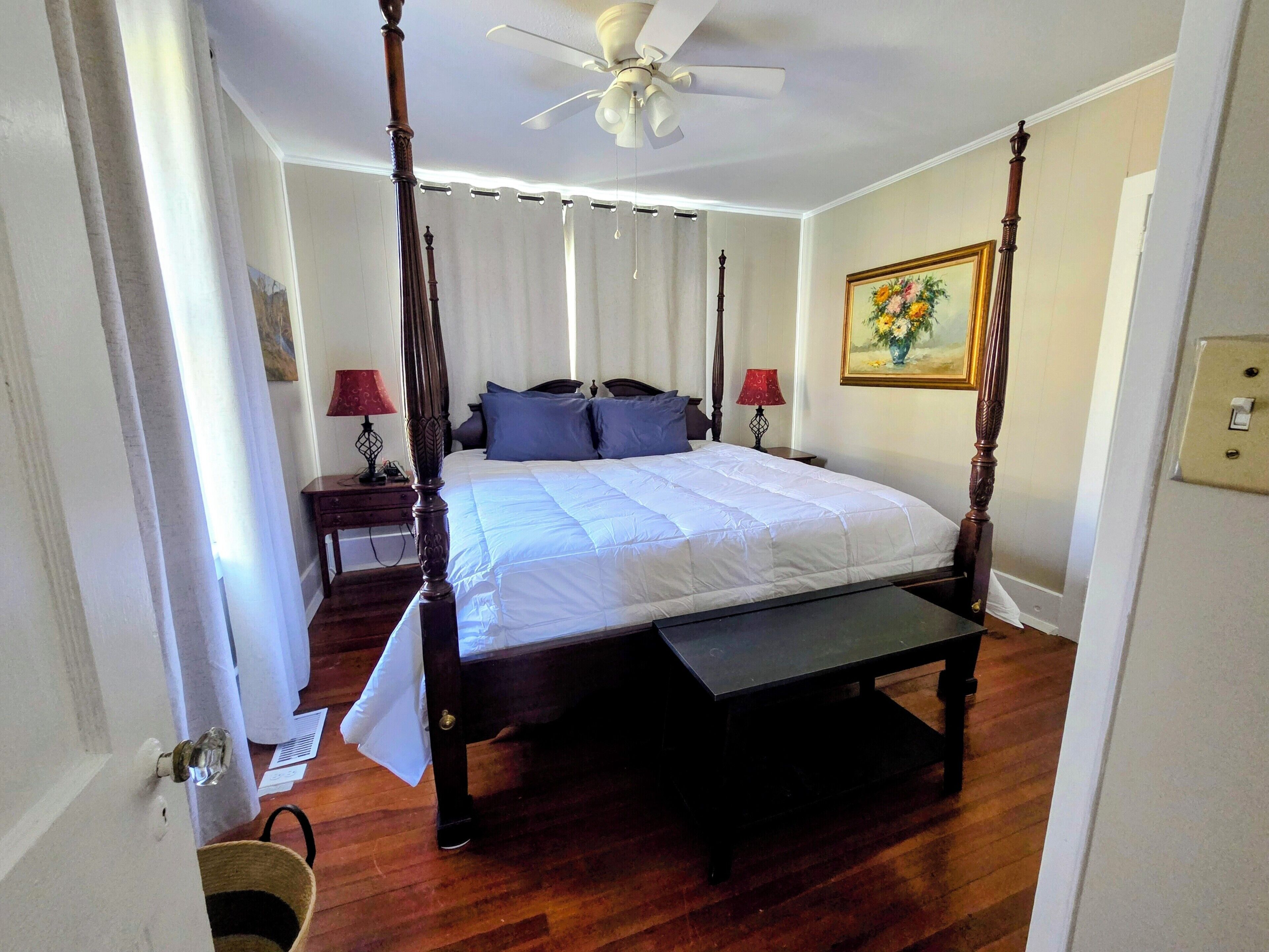 2 bedrooms, desk, WiFi, bed sheets