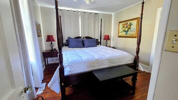 2 bedrooms, desk, WiFi, bed sheets