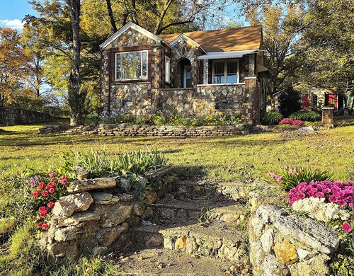 Historic Carrie Tucker Cottage with view of Spring River in charming Hardy, Ark.