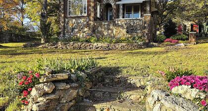 Historic Carrie Tucker Cottage with view of Spring River in charming Hardy, Ark.