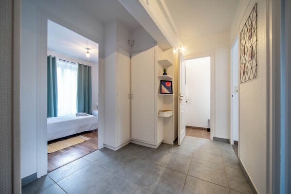 Fer et planche Ă repasser, accĂšs Internet, draps fournis