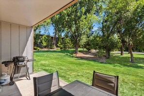 Outdoor dining - Beautiful Ground Level Condo, Walking Distance to Everything! (Bend)
