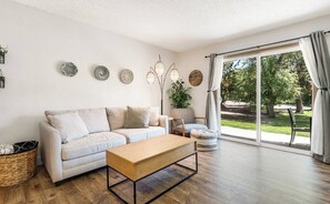 Living area - Beautiful Ground Level Condo, Walking Distance to Everything! (Bend)