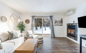 Living area - Beautiful Ground Level Condo, Walking Distance to Everything! (Bend)
