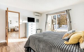 Iron/ironing board, WiFi, bed sheets - Beautiful Ground Level Condo, Walking Distance to Everything! (Bend)