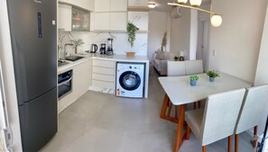 Coffee/tea maker, fridge, microwave, oven - Lindo apt Itapema com vista do oceano.  Três quartos, churrasqueira e piscina (Itapema)