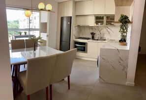 Fridge, microwave, oven, stovetop - Lindo apt Itapema com vista do oceano.  Três quartos, churrasqueira e piscina (Itapema)