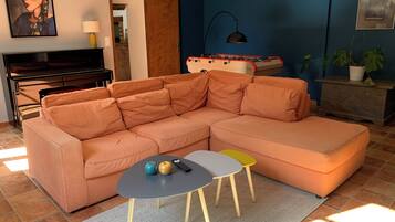 Een televisie en een open haard