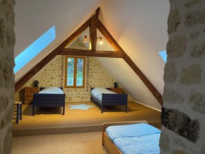 Tabla de planchar con plancha, wifi, ropa de cama