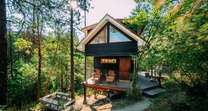 Private Cozy Tree Top Studio