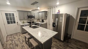 Een microgolfoven, een oven, een kookplaat, een vaatwasser