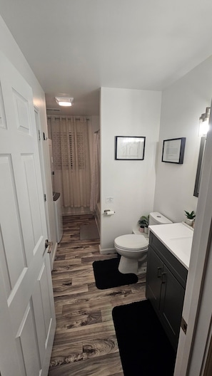 Een haardroger, handdoeken, zeep, toiletpapier