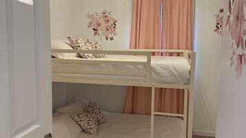 Een strijkplank/strijkijzer, wifi, beddengoed