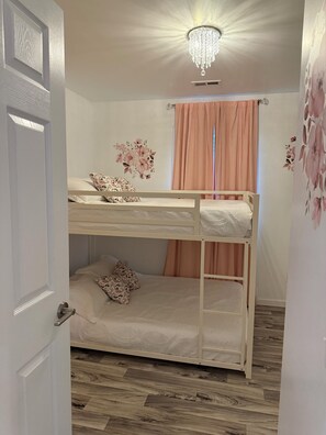 Een strijkplank/strijkijzer, wifi, beddengoed