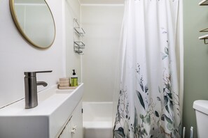 Handtücher, Seife, Shampoo, Toilettenpapier