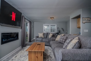 Televisión, chimenea y oficina