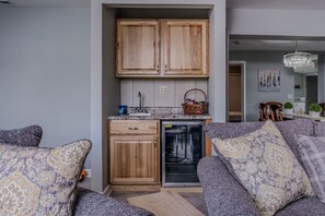 Een televisie, een open haard en een kantoor