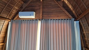 Schreibtisch, laptopgeeigneter Arbeitsplatz