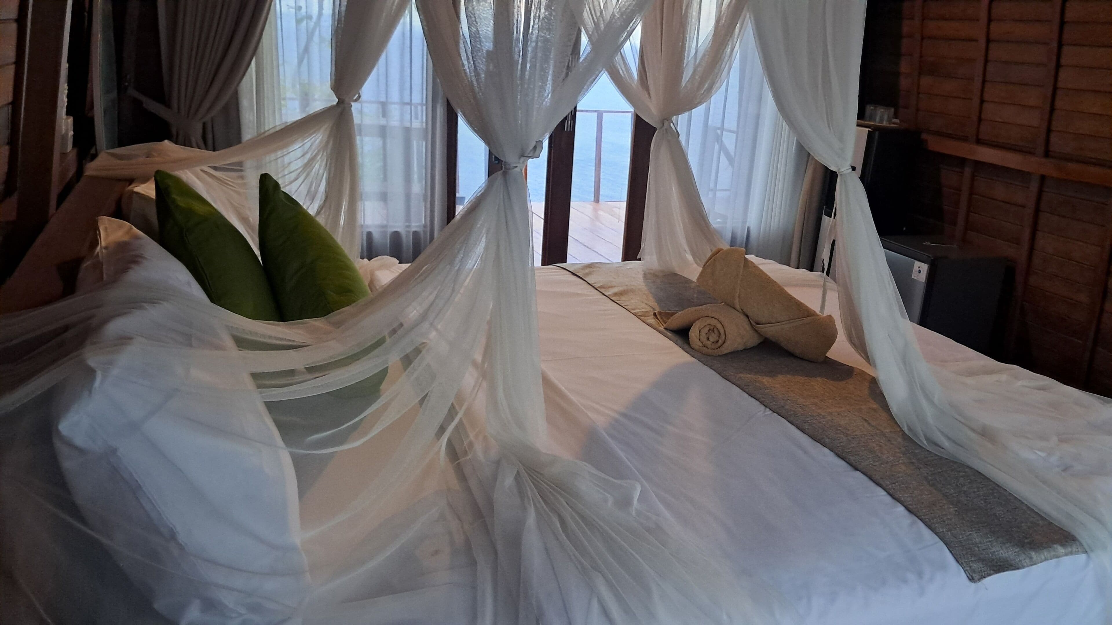 办公桌、笔记本电脑工作区