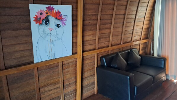 Schreibtisch, laptopgeeigneter Arbeitsplatz