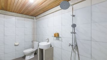 Chambre Double, vue mer | Salle de bain | Articles de toilette gratuits, sèche-cheveux, serviettes fournies, savon