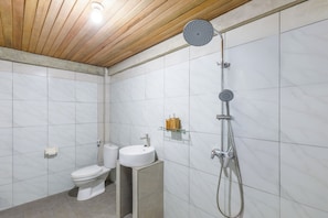Habitación doble, vistas al mar | Baño | Artículos de higiene personal gratuitos, secador de pelo y toallas