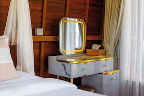 Un dormitorio con una cama, un tocador con espejo y paneles de madera.