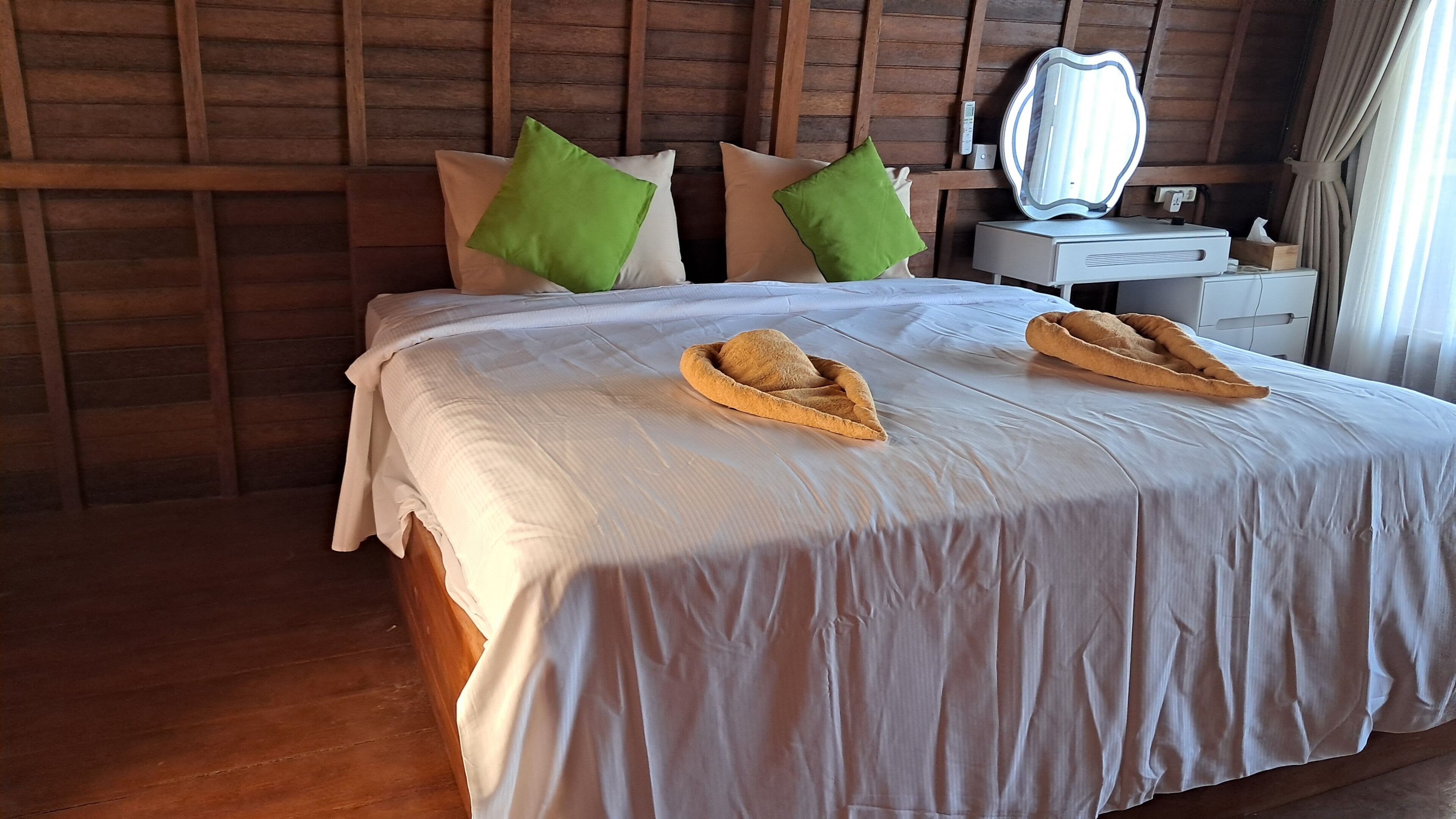 Schreibtisch, laptopgeeigneter Arbeitsplatz