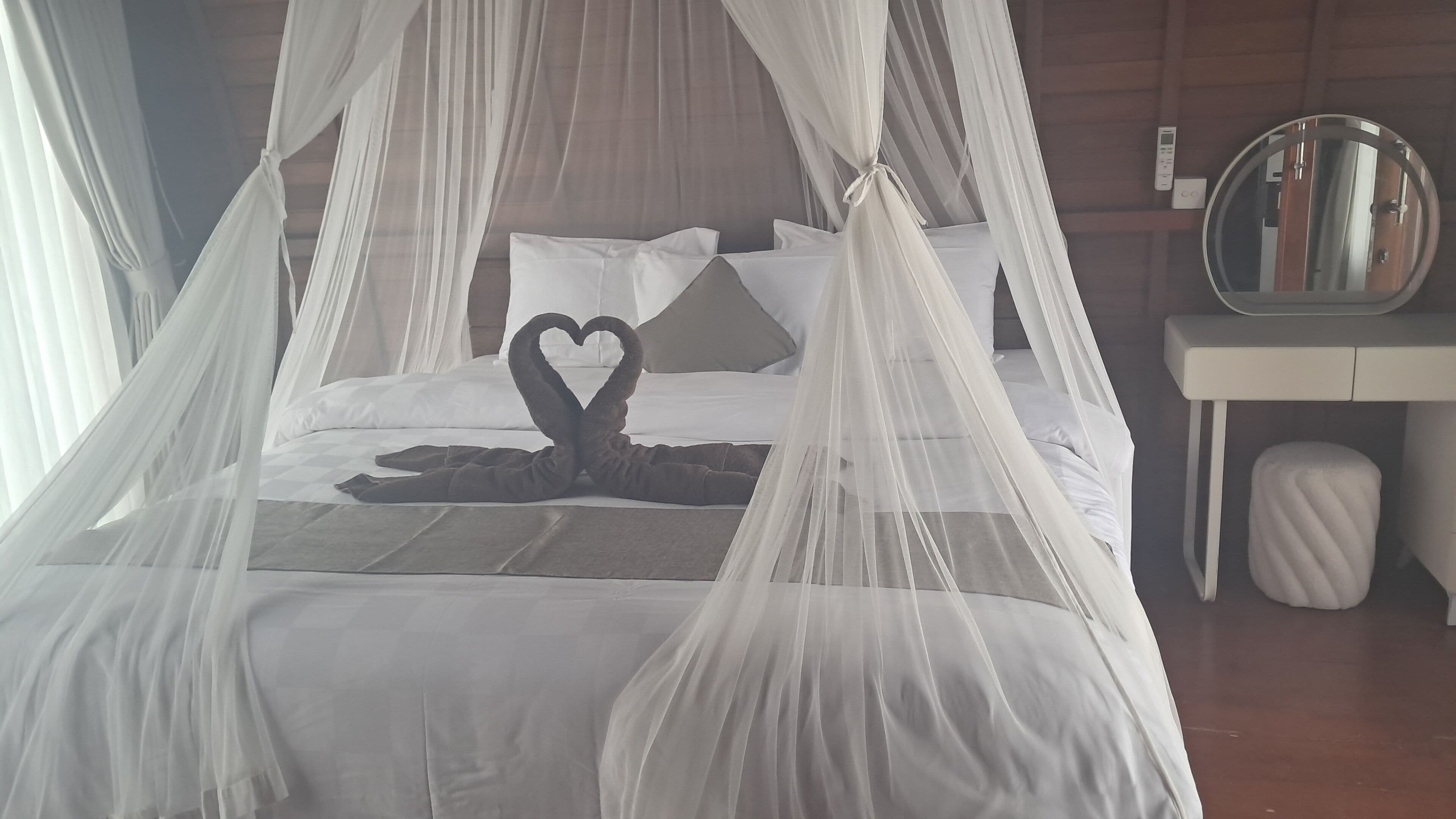 Escritorio y espacio para trabajar con laptop 