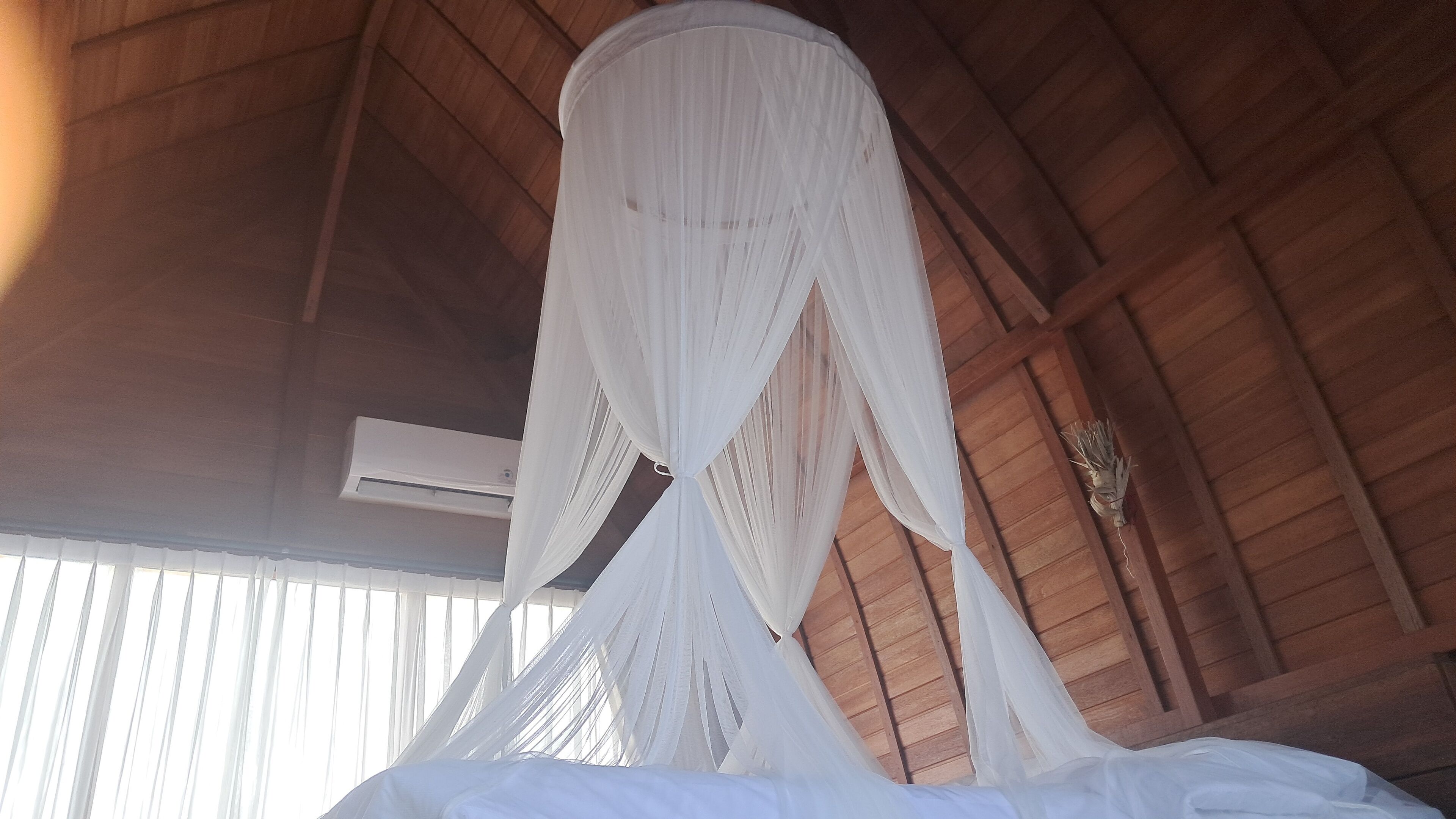 Schreibtisch, laptopgeeigneter Arbeitsplatz