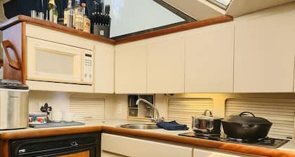 Water Cowboy - Cozy Yacht Stay in Kemah