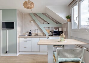 Fridge, microwave, coffee/tea maker - Le Studio Monet, joli studio vue Cathédrale  ! (Rouen)