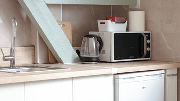 Een koelkast, een microgolfoven, een koffiezetapparaat/waterkoker