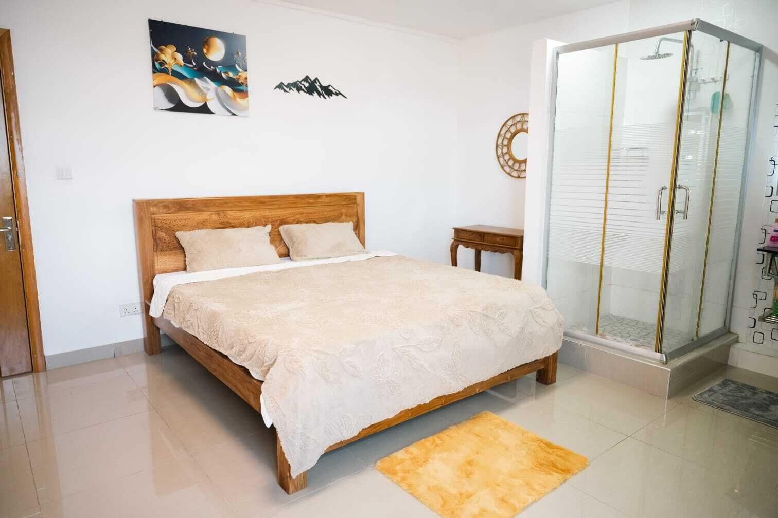 3 habitaciones, tabla de planchar con plancha, wifi y ropa de cama 