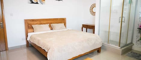 3 habitaciones, tabla de planchar con plancha, wifi y ropa de cama