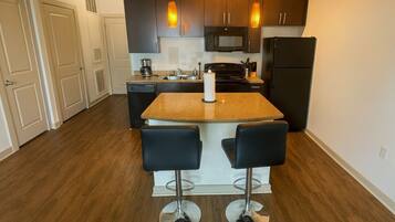 Lemari es, microwave, oven, dan kompor