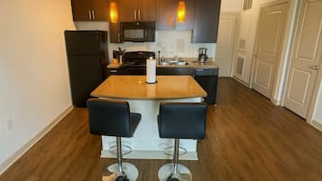 Lemari es, microwave, oven, dan kompor