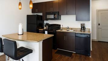 Lemari es, microwave, oven, dan kompor