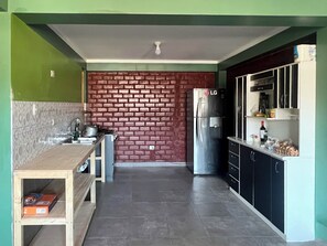 Réfrigérateur, four, plaque de cuisson, cafetière/bouilloire