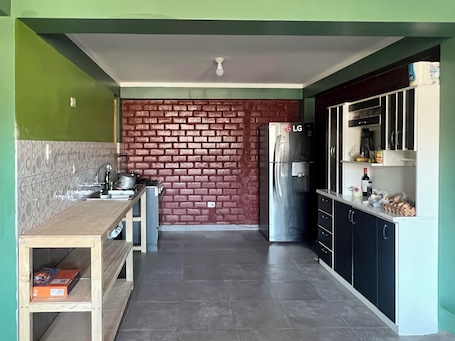 Fridge, oven, stovetop, coffee/tea maker. Affordable, convenient, and inviting stay in Huaraz. Perfect for groups!