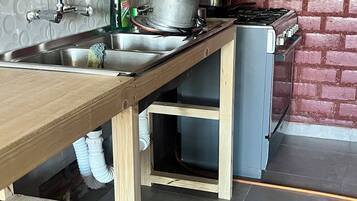 Fridge, oven, stovetop, coffee/tea maker