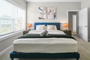 Skrivebord, strykejern/-brett, wi-fi (inkludert) og sengetøy