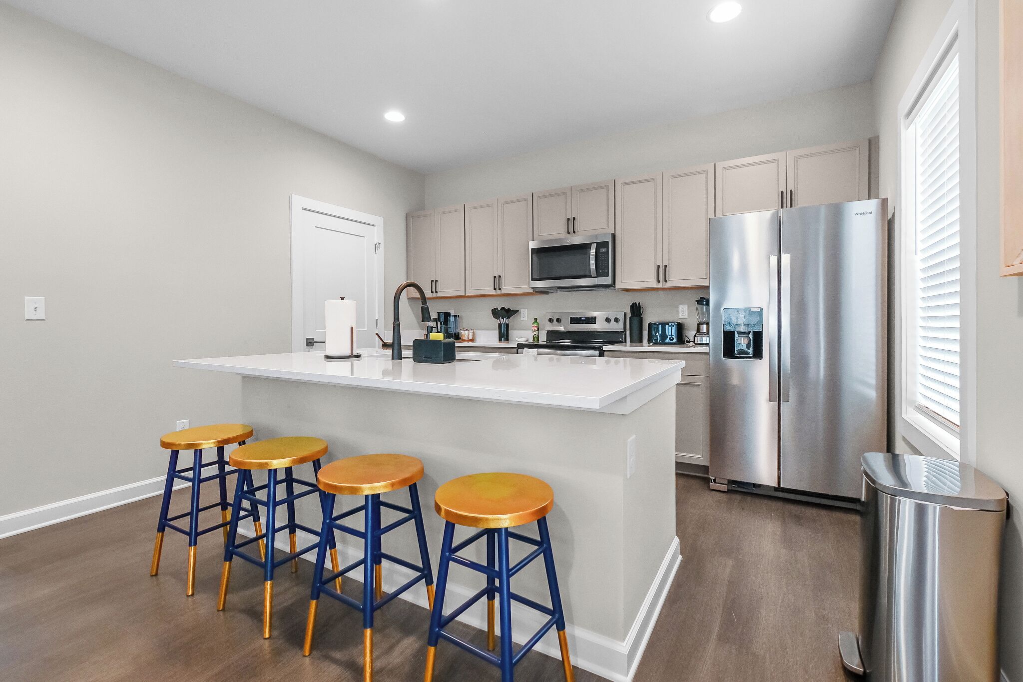 Réfrigérateur, micro-ondes, four, plaque de cuisson