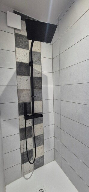 Shower, hair dryer - La tannerie de L'alzou, entièrement rénovée, calme (Gramat)