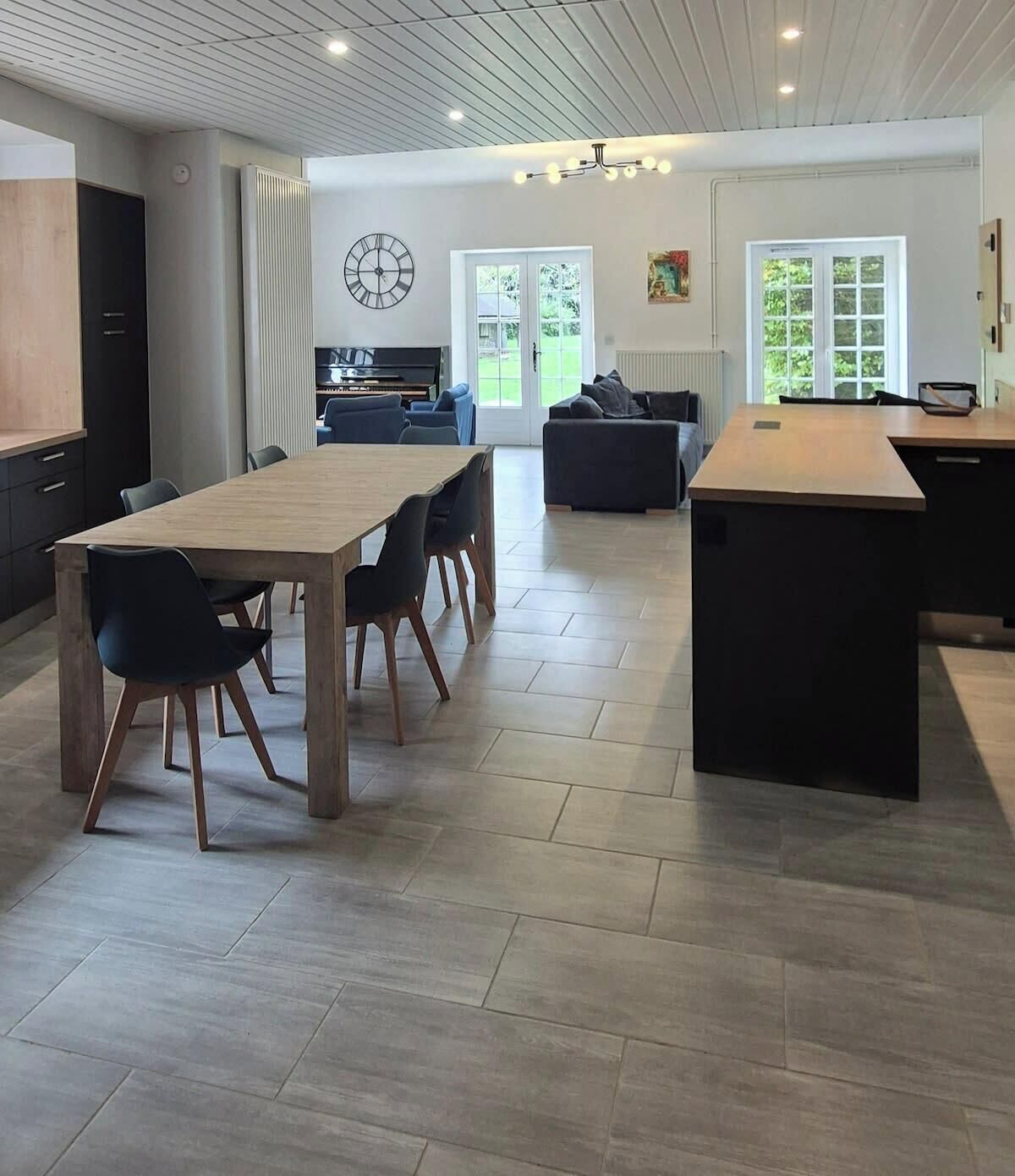 Een moderne keuken met een eetgedeelte, inbouwapparatuur en een groot kookeiland.