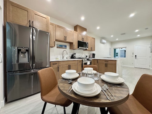 Welcoming 2-bedroom condo with AC in Huntington Beach
