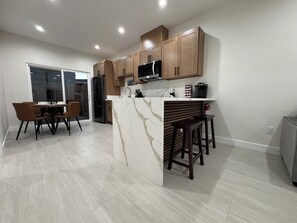 Dining - Welcoming 2-bedroom condo with AC in Huntington Beach (Huntington Beach)