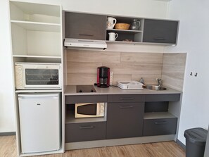 Fridge, microwave, oven, stovetop - Nice T2 at the foot of the slopes, covered parking, wifi (Bagnères-de-Bigorre)